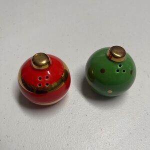 Red and Green Ornaments Ceramic Salt and Pepper Shaker Set -H2
